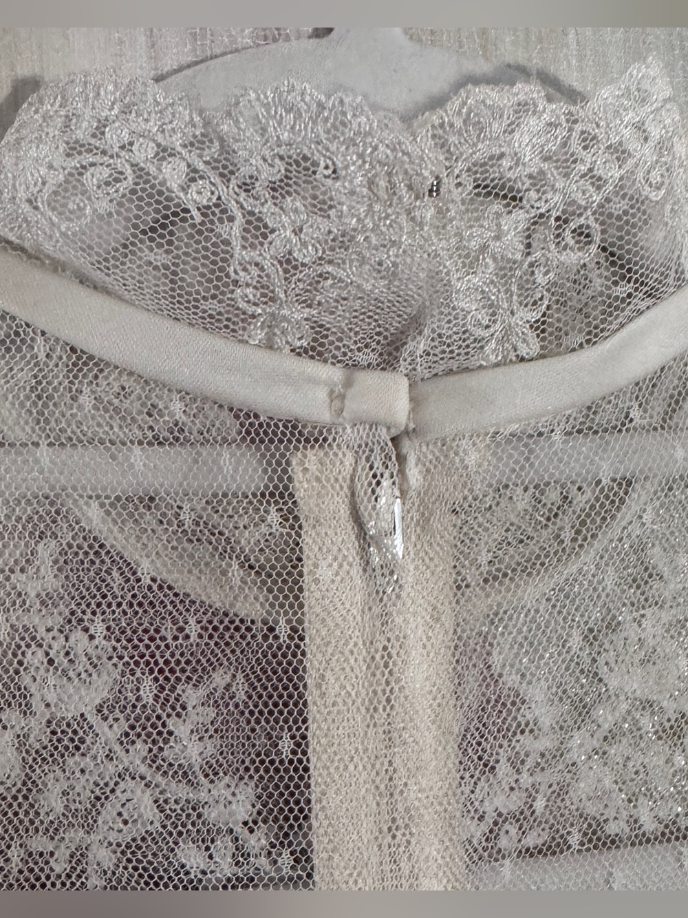 📸PHOTOS ONLY📸 VINTAGE 1980 CUSTOM Ivory Long-Sleeve Lace & Satin Bridal Gown - Picture 10 of 14